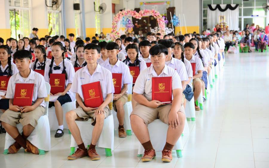 พิธีมอบประกาศนียบัตรและปัจฉิมนิเทศ ม.3 ปีการศึกษา 2568