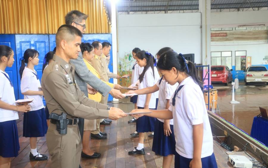 พิธีมอบเกียรติบัตรครูแดร์ ปีการศึกษา 2568