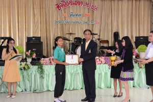 มอบเกียรบัตรนักเรียนที่สร้างชื่อเสียงให้ ร.ร.ผลงานระดับชาติ